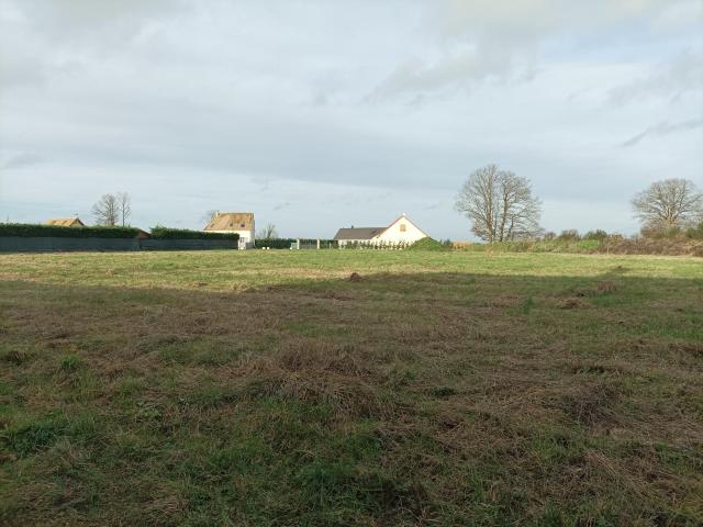 TERRAIN A BÂTIR d'une superficie de 1 175 m2 environ. Viabilisé Plat Borné Non clôturé