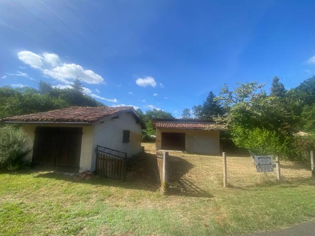 TERRAIN A BATIR NON VIABILISE AVEC DEUX GARAGES 401M2
