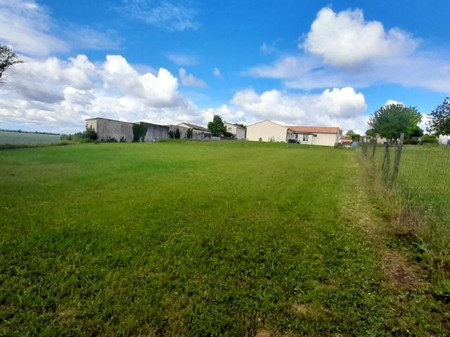 Terrain à bâtir viabilisé de 847,00 m² CHAMPNIERS 16