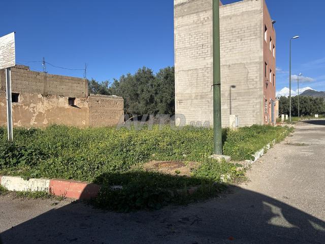 Terrain à deux façades dans un excellent emplacement