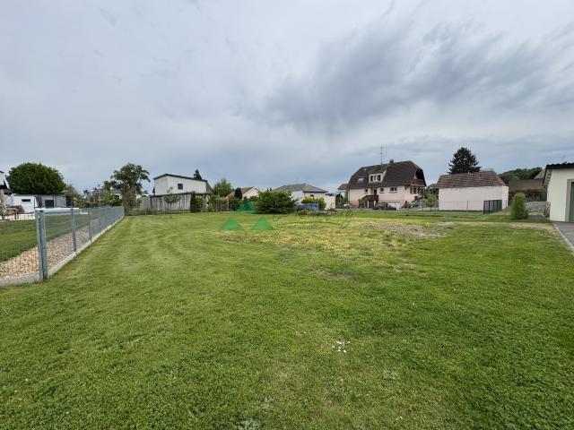 Terrain, à deux pas de la frontière Suisse