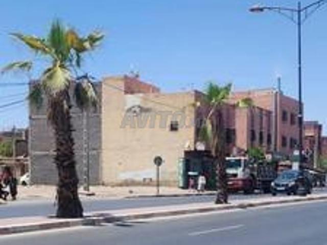 Terrain commercial en bord de rue