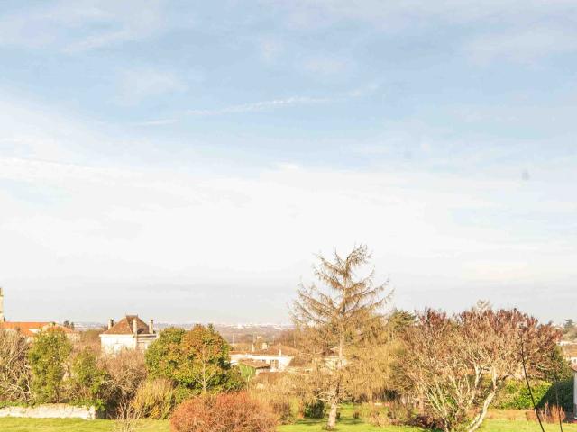 TERRAIN CONSTRUCTIBLE 1308 M2 AU CALME CENTRE BOURG