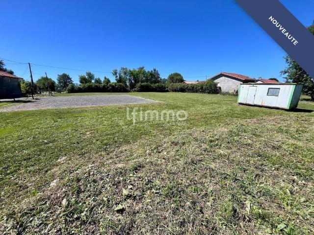 Terrain constructible 4 300 m², eau et électricité installées