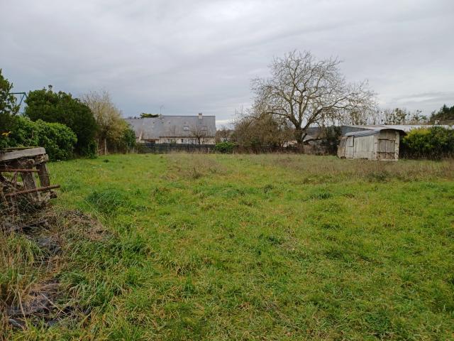 Terrain constructible avec ancien hangar à charpente métallique de 1133 m