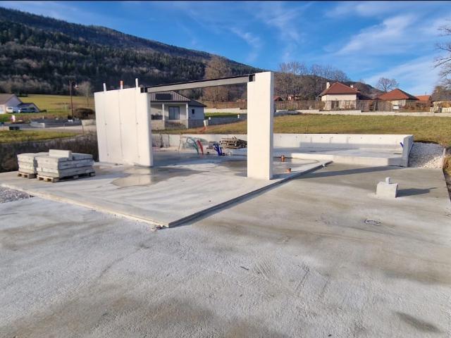 Terrain constructible avec chantier en cours pour maison ossature bois secteur SUTRIEU
