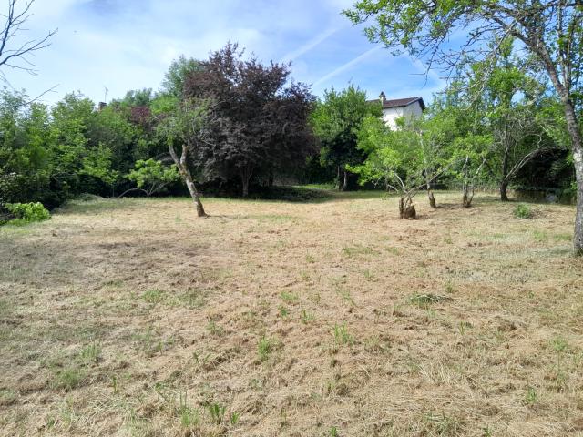 terrain constructible d' une superficie de 1327m2