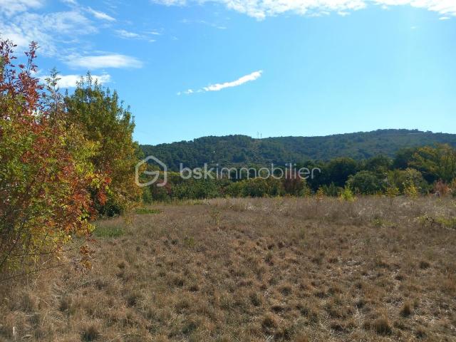 Terrain constructible dans écrin de verdure