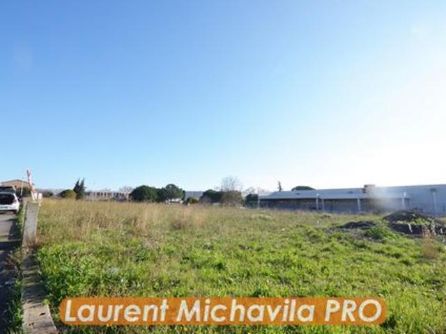 Terrain constructible de 3 373 m² – Vias