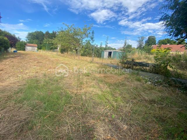 Terrain constructible de 1006 m2 à Suippes