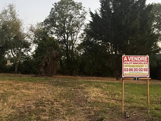 TERRAIN CONSTRUCTIBLE DE 1305 m2 PROCHE DE L'ETANG DU MERLE