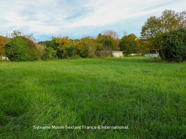 Terrain constructible de 1827 m2 proche gare et commerces