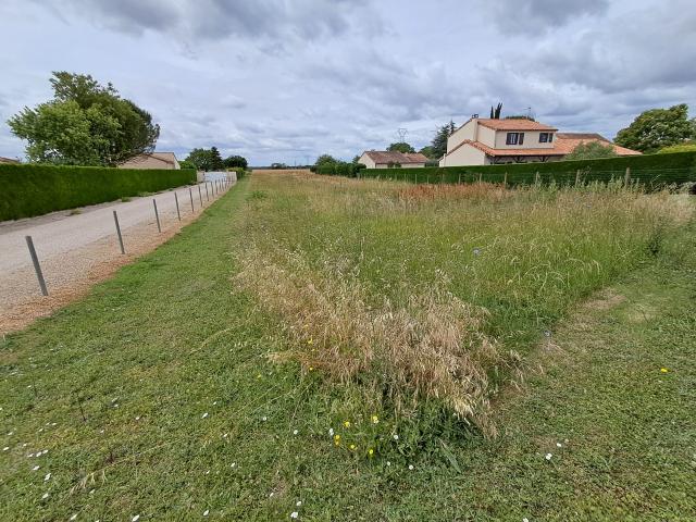 Terrain constructible de 1838m2 MONTAMISE La Germonière