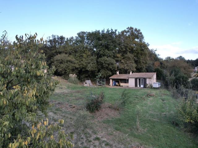 Terrain constructible de 1.610 m² et terrain naturel attenant