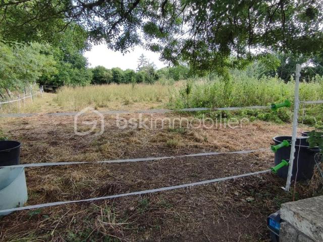 Terrain constructible de 1 858 m² divisible – Cadre verdoyant