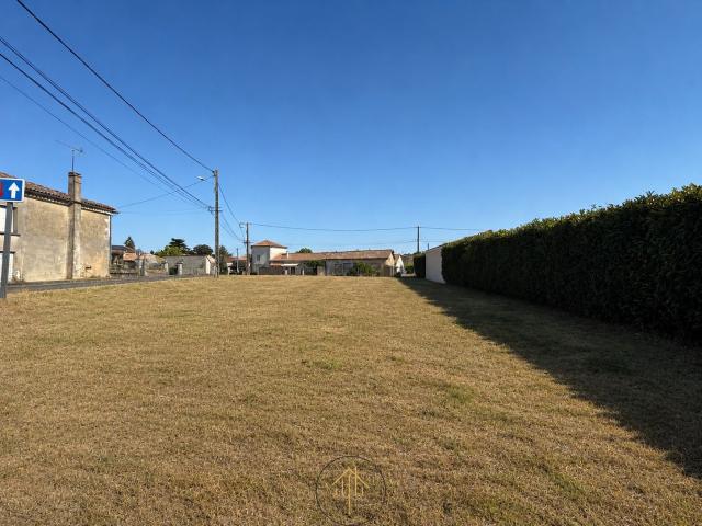 Terrain constructible de 1 085 m2 Hors lotissement Mornac