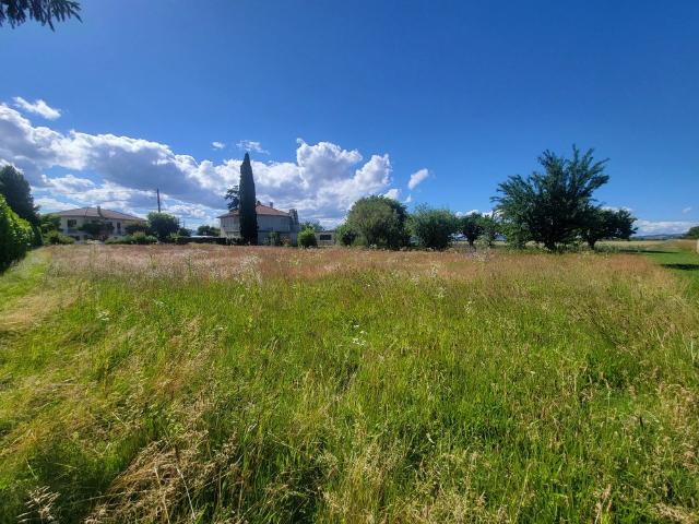 Terrain constructible de 1 291 m2 dans un environnement privilégié