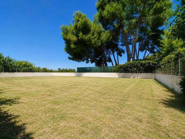 Terrain constructible de 300 m2 LE CAILAR