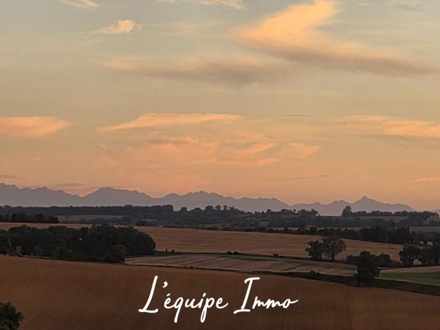 Terrain constructible de 2700m2 avec vue 360o et hangar de 200m2