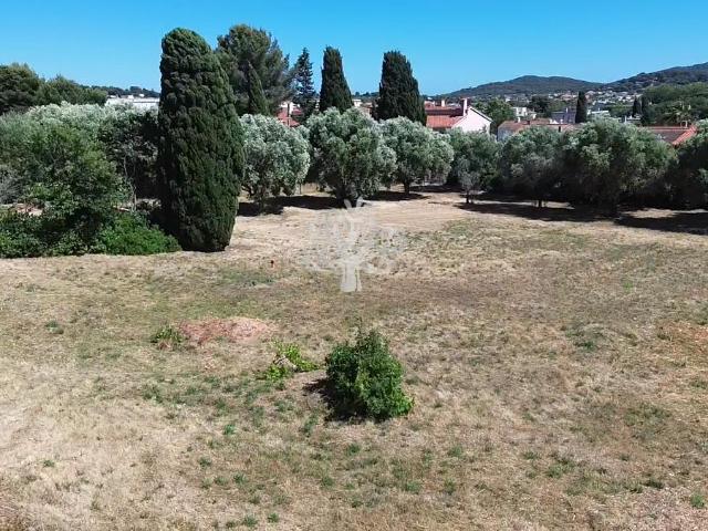 Terrain constructible de 2 706 m2 Libre constructeur