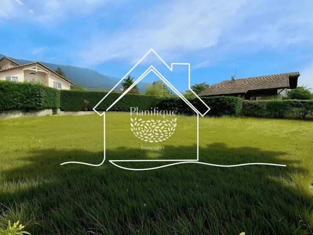 Terrain constructible de 400 m2 à Cervens