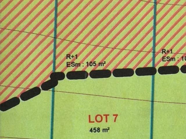 terrain constructible de 458 m2, vendu borné et viabilisé en