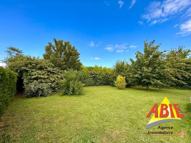 Terrain constructible de 542 m2 à FONTENAY LE COMTE emplacement privilégié