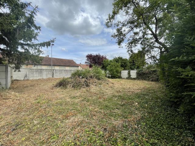Terrain constructible de 567m2 en plein coeur de SAINTE SAVINE