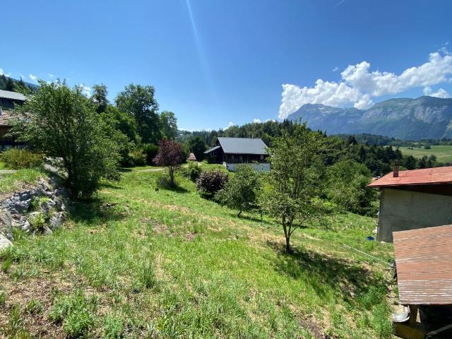 Terrain constructible de 650m2 avec réseaux en bordure et vue dégagée