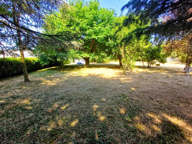 Terrain constructible de 741 m2 viabilisé, libre de tout constructeur