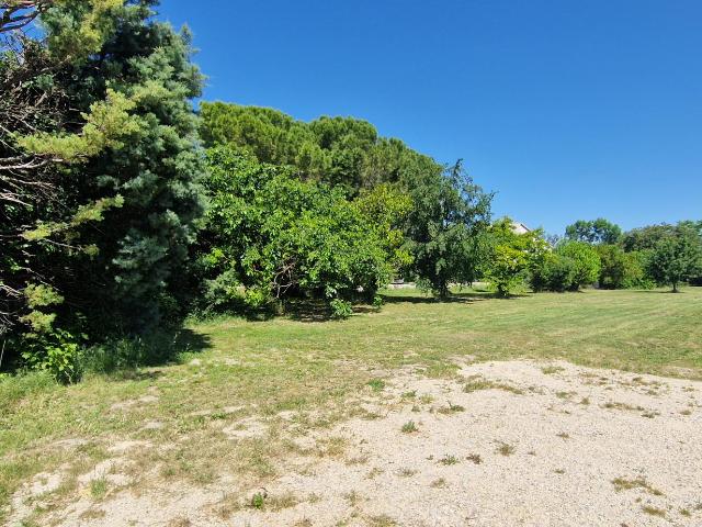 terrain constructible de 907 m2 84430 mondragon