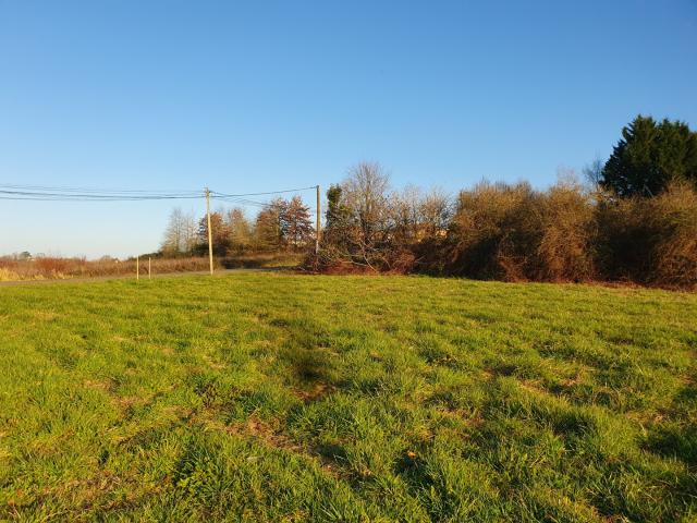 Terrain constructible de 950m2 en vente à Saint Sever