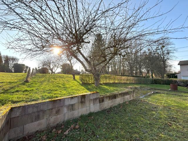 TERRAIN CONSTRUCTIBLE DE 968M2 ! Saint Cyr sur Menthon avec dépendance