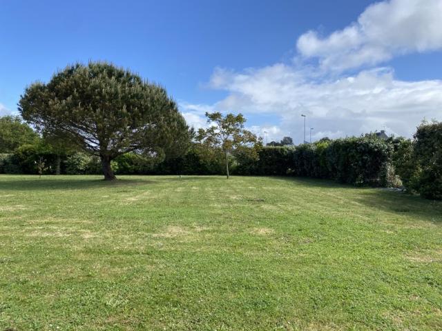 TERRAIN CONSTRUCTIBLE ENTRE PLAGES ET COMMERCES