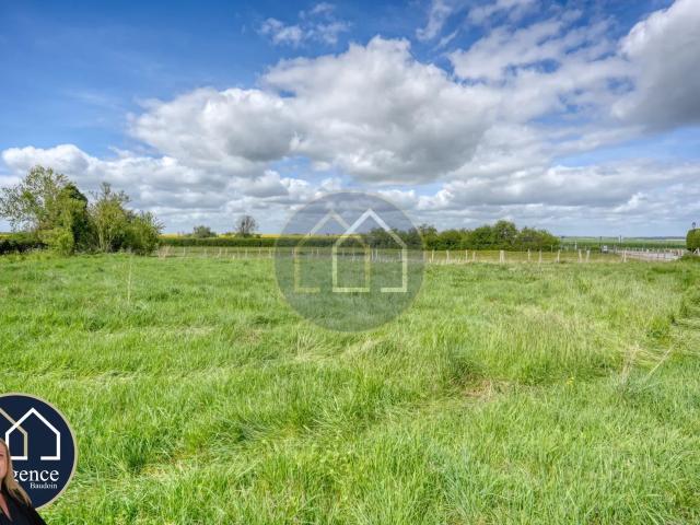 Terrain constructible plat de 450m2 à 2 minutes de Houdan
