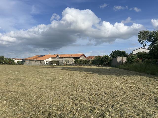 Terrain constructible proche de la N10 et des commodités
