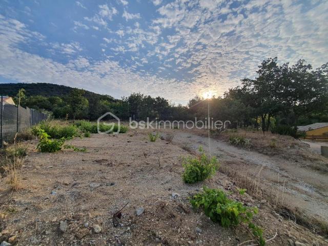 TERRAIN CONSTRUCTIBLE VIABILISATION EN BORDURE DE TERRAIN 1883m²