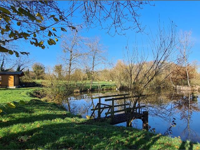 Terrain de loisir et son plan d'eau avec chalet de 25m²