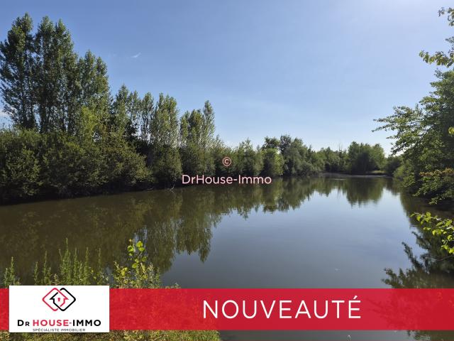 Terrain de loisirs avec un étang