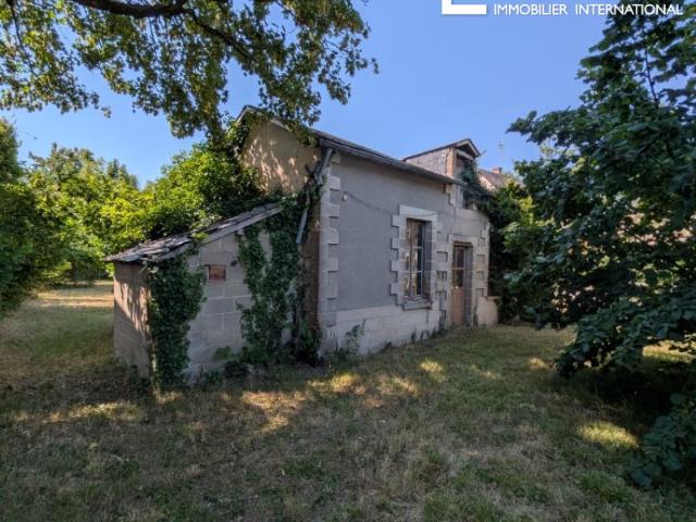 Terrain de 1226 m2 à vendre comprenant un ancien atelier et un puits dans village calme