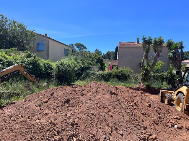 TERRAIN DE 200 M2 SIX FOURS
