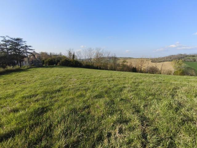 Terrain de 2100 m2 avec vue Pyrénées viabilisé avec tout à l'égout