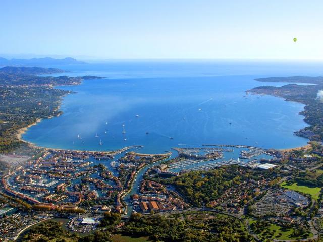 Terrain de 2100 m2 en vente Grimaud, Provence Alpes Côte d'Azur