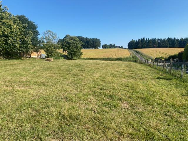 TERRAIN DE 2325 M2