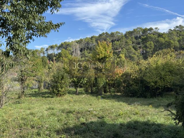 Terrain de 540m2 viabilisé, sud, calme.