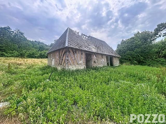 Terrain de 681 m2 avec ancien corps de ferme à rénover