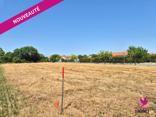 Terrain de 863 m² proche centre village