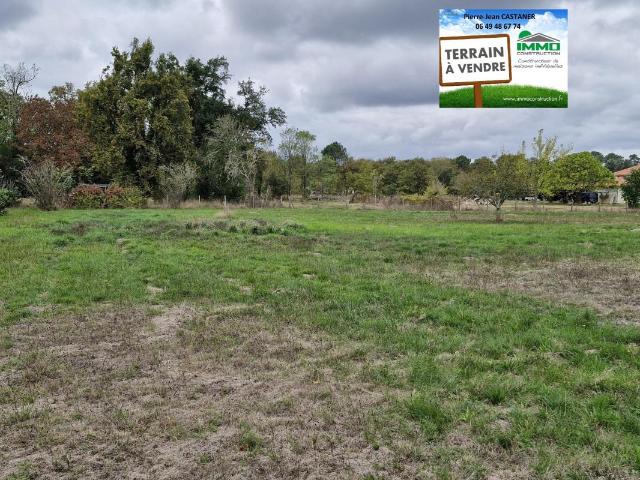 TERRAIN DE 800 M²