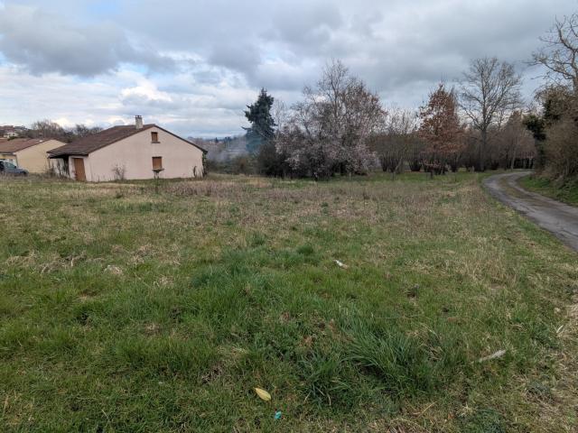 Terrain de 801m2 dans un secteur calme de Maringues