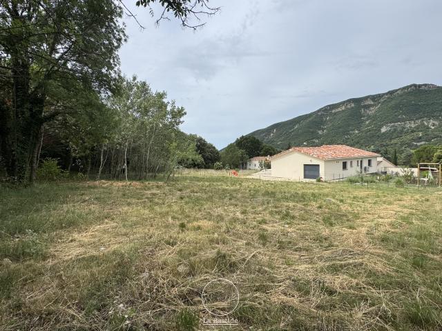 Terrain libre constructeur d'environ 1?210 m2 Hors lotissement